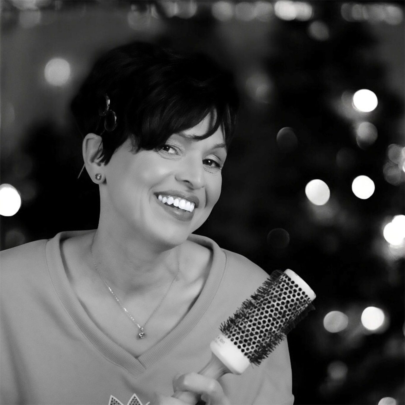 Daniela - Meisterfriseurin und Inhaberin von Friseur Daniela in Blaubeuren Foto von Daniela, Meisterfriseurin und Inhaberin von Friseur Daniela in Blaubeuren-Expertise in Haarschnitten, Farben und Styling, lächelnd.