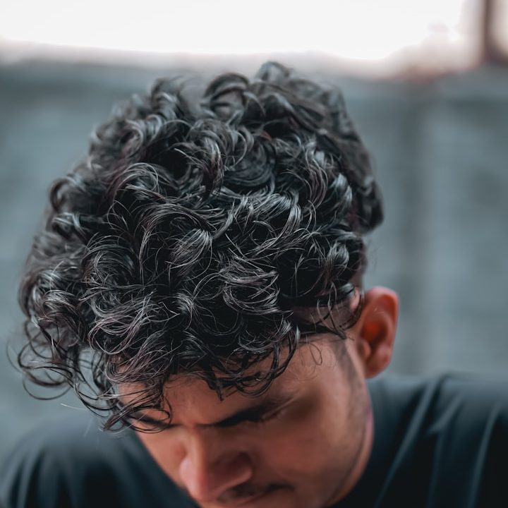 Dauerwelle Frisur Salon Daniela Blaubeuren Eine Mann präsentiert seine Locken mit einer handwerklich perfekten Dauerwelle.