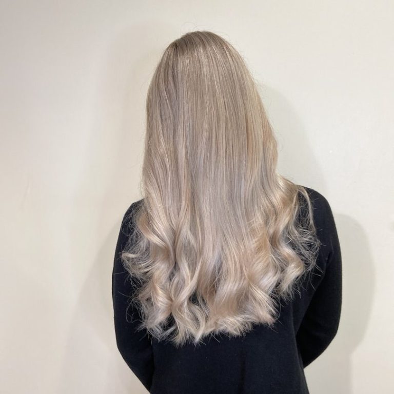 Balayage Frisur Salon Daniela Blaubeuren Eine Frau präsentiert ihre langen Haare mit einer kreativen Balayage Technik.
