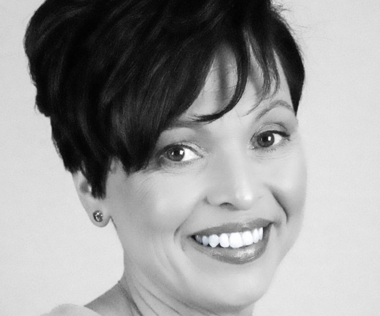 Meisterfriseurin Daniela, Inhaberin von Friseur Daniela in Blaubeuren Foto von Daniela, Meisterfriseurin und Inhaberin von Friseur Daniela in Blaubeuren-Expertise in Haarschnitten, Farben und Styling, lächelnd.