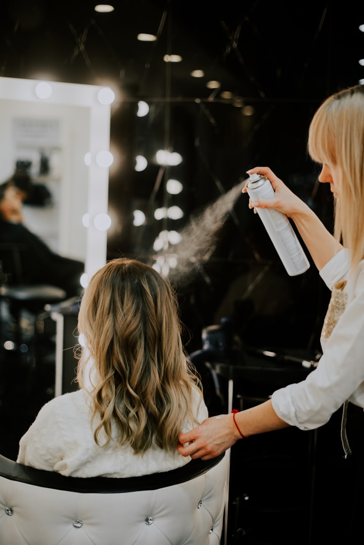 Schaufenster Friseur Daniela in Blaubeuren und Frisuren Beispiele für Bilder im Salon: Modelle mit Balayage und Lockenfrisuren. Blick in das Salon-Schaufenster.