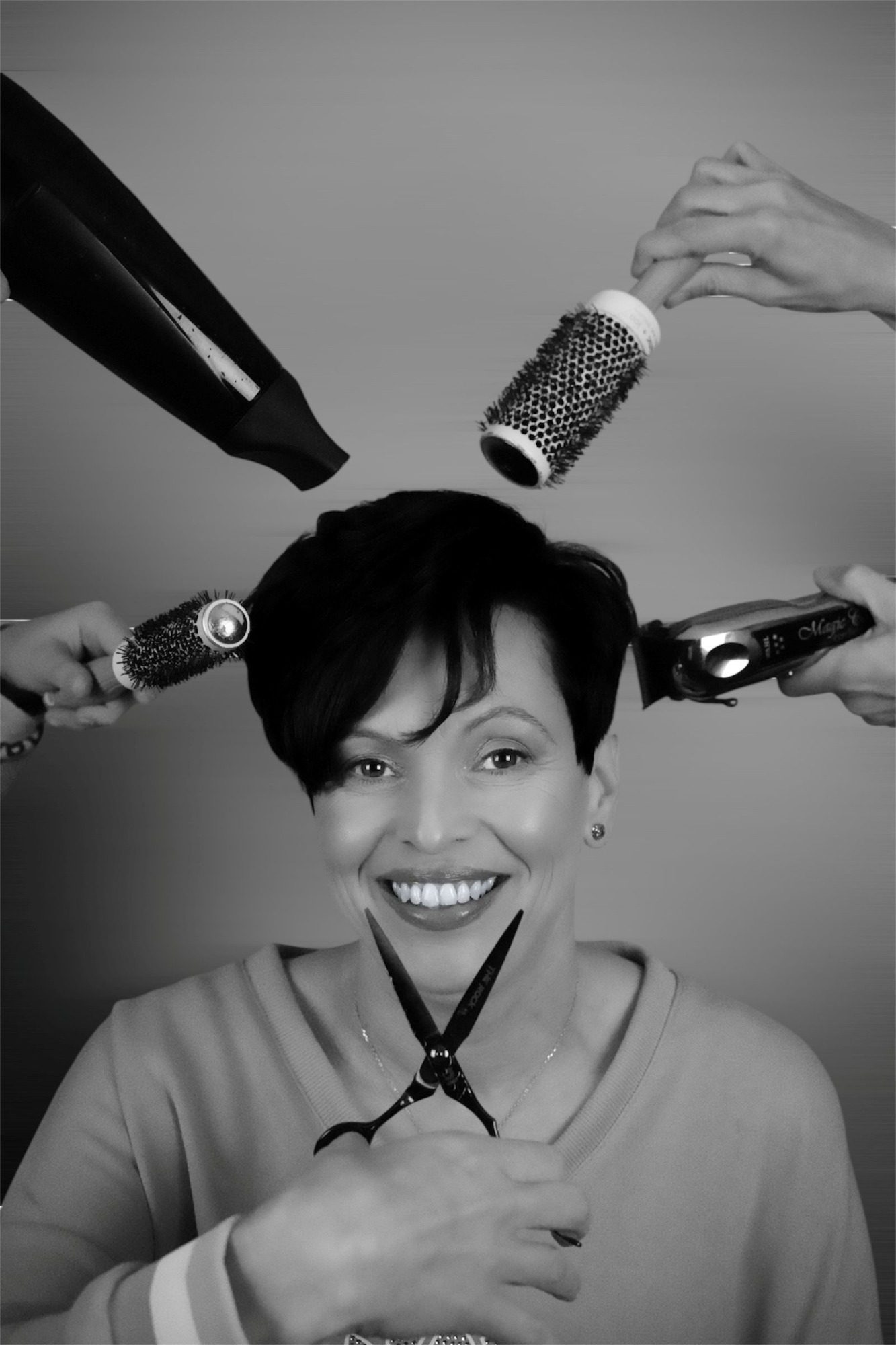 Daniela - Meisterfriseurin und Inhaberin von Friseur Daniela in Blaubeuren mit langjähriger Erfahrung in Haarschnitten, Farben und Styling. Daniela, Meisterfriseurin und Inhaberin von Friseur Daniela in Blaubeuren-Expertise in Haarschnitten, Farben und Styling, lächelnd.