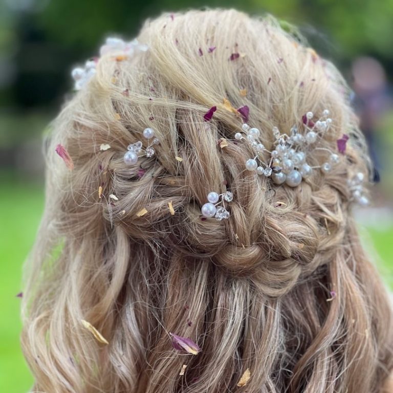 Traumhafte Brautfrisur für deinen großen Tag - romantische Locken & Eleganz. Friseur Daniela Blaubeuren Eine atemberaubende Brautfrisur mit hochgesteckten Locken, elegantem Haarschmuck, perfekt für deinen Hochzeitstag Friseur Daniela Blaubeuren